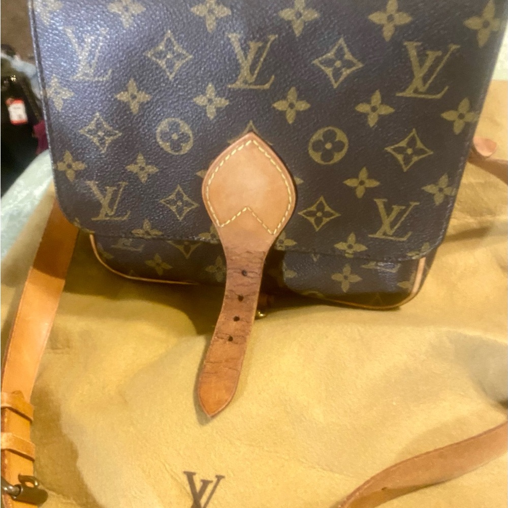 Stylish and Beautiful Louis Vuitton Brown Monogram Messenger Bag - Picture 4 of 9